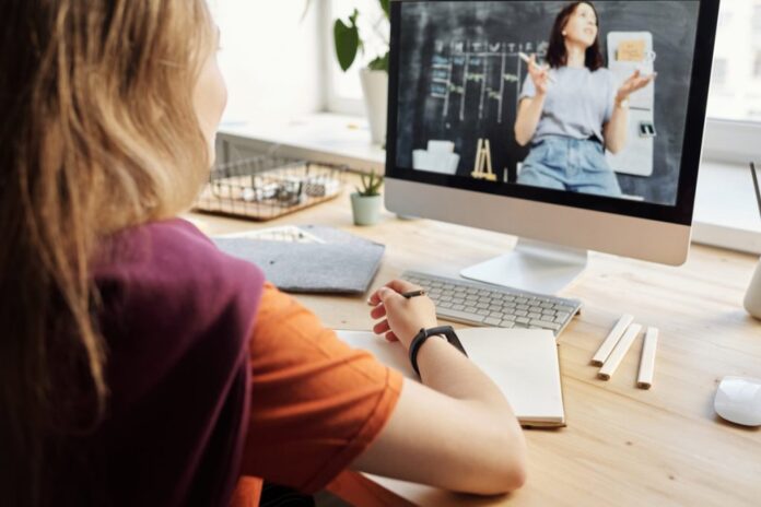 Distance Learning vs. Traditional Apprenticeship Distance Learning